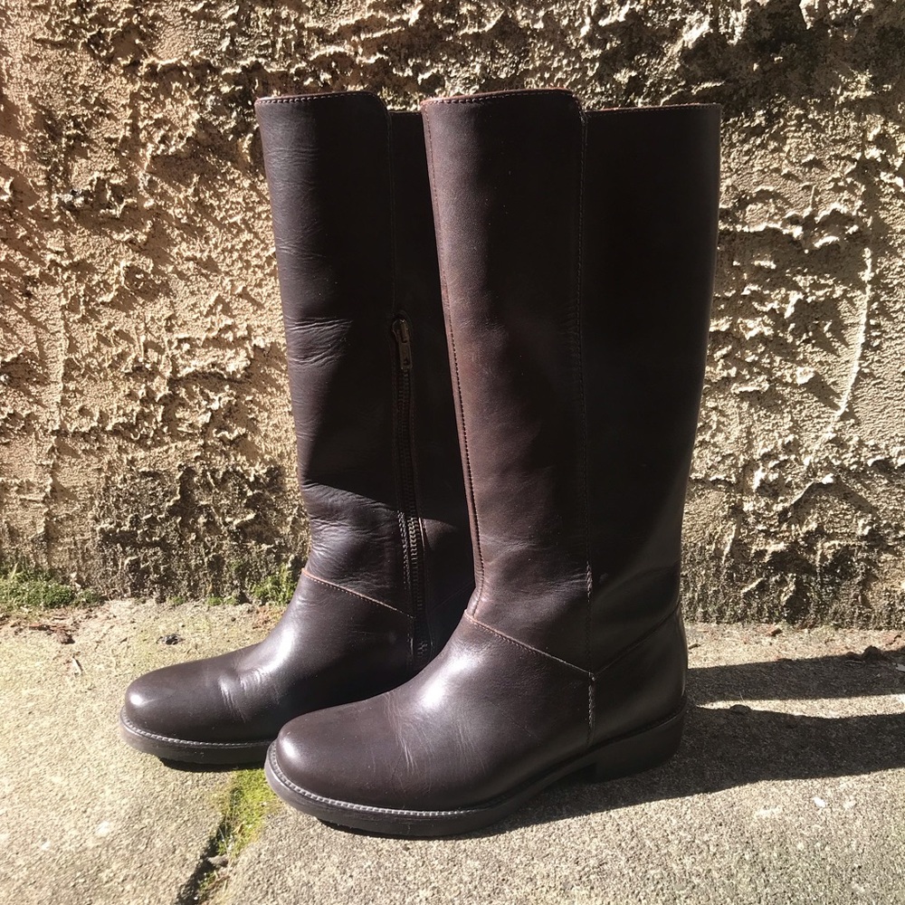brown riding boots knee high
